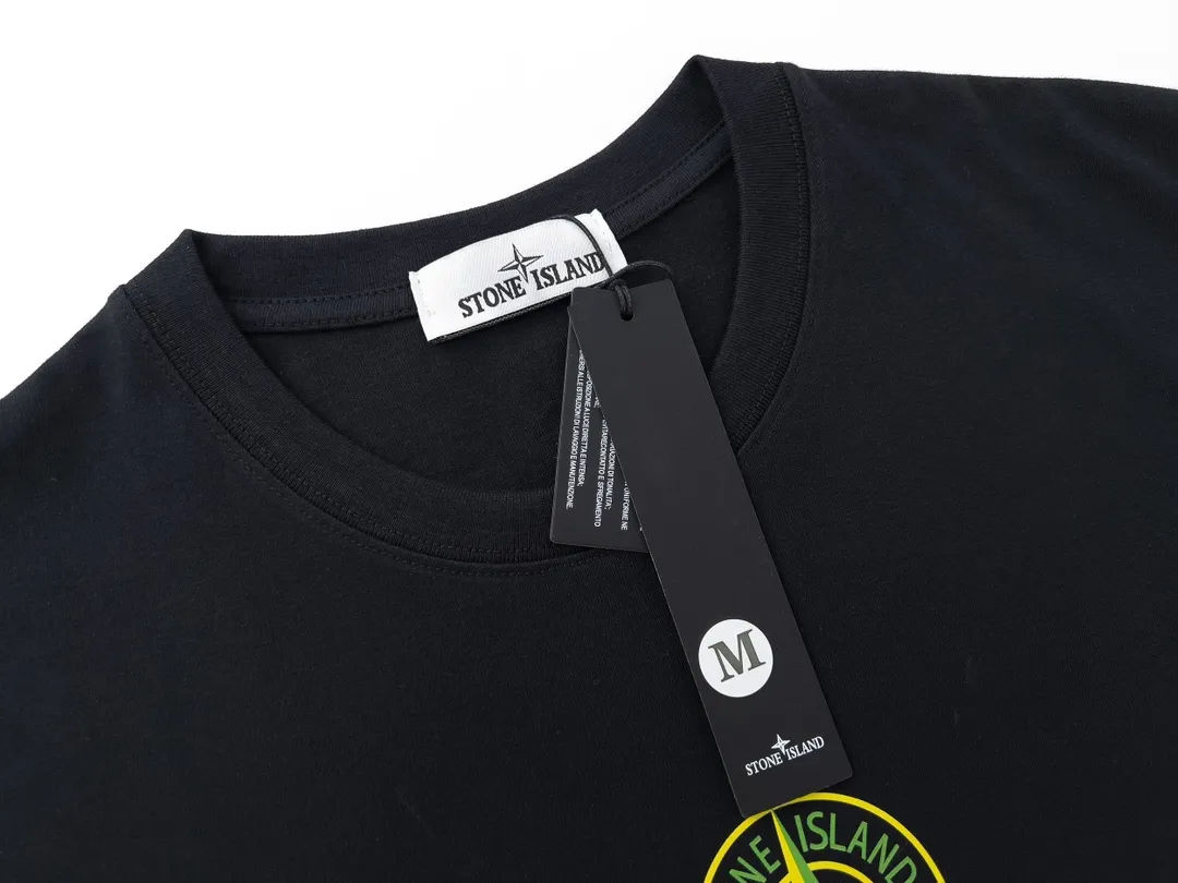 W622#P110 [Stone lsland/Stone Island summer new short-sleeved T-shirt with small compass print on the chest] ⚠️[Original creation with high control of details] - Made of 260 grams of combed cotton with 32-count double yarn, soft and comfortable to the touch, sweat-absorbent and breathable. - Simple, basic and versatile style, original quality, the first choice for couples. - Made in a large factory, four needles and five threads on the shoulder, neat alignment, high quality workmanship. - Same style for men and women, very versatile One piece by hand, the details are clearly visible. Color: Black White Size: M L